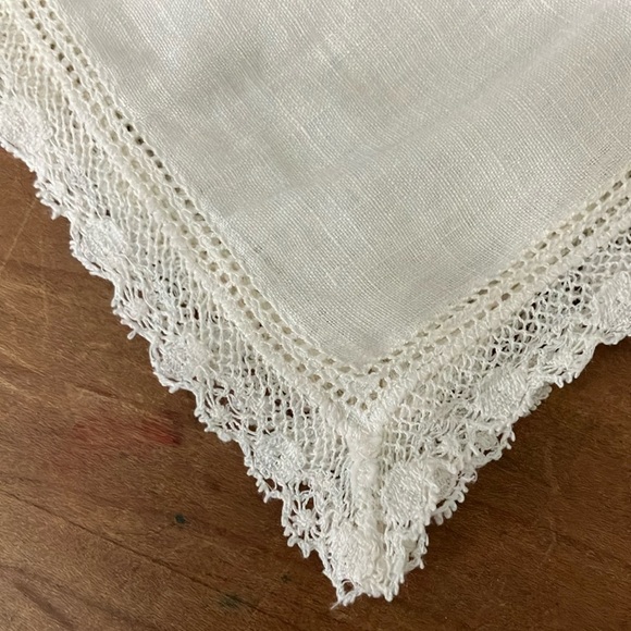 Vintage White Handkerchief Set with Lace and Embroidery - Picture 4 of 12